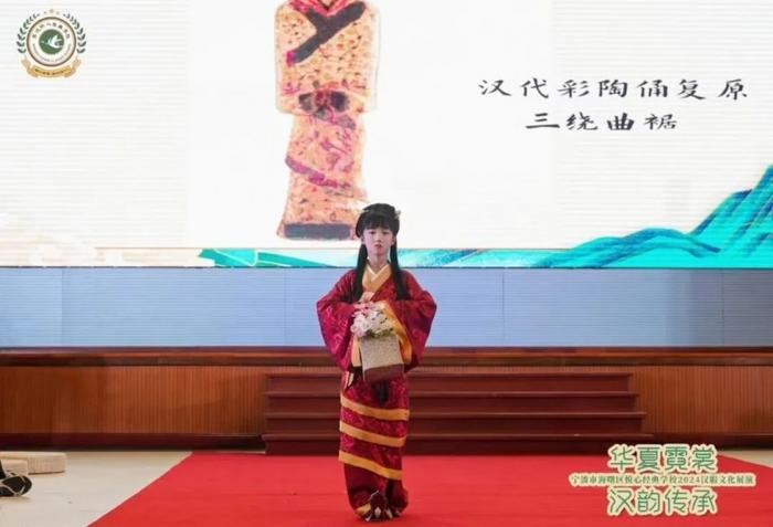 除此以外,悦心师生们展演了丰富多彩的传统文化节目