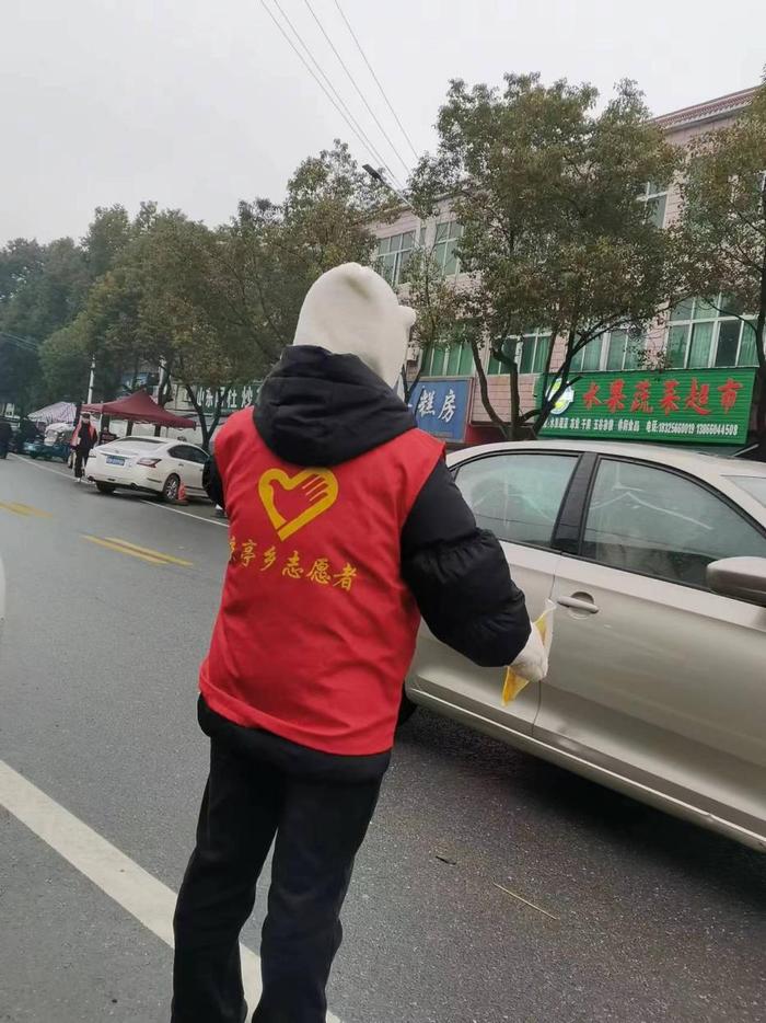 怀宁县凉亭乡青年志愿者：街道上的交通守护者