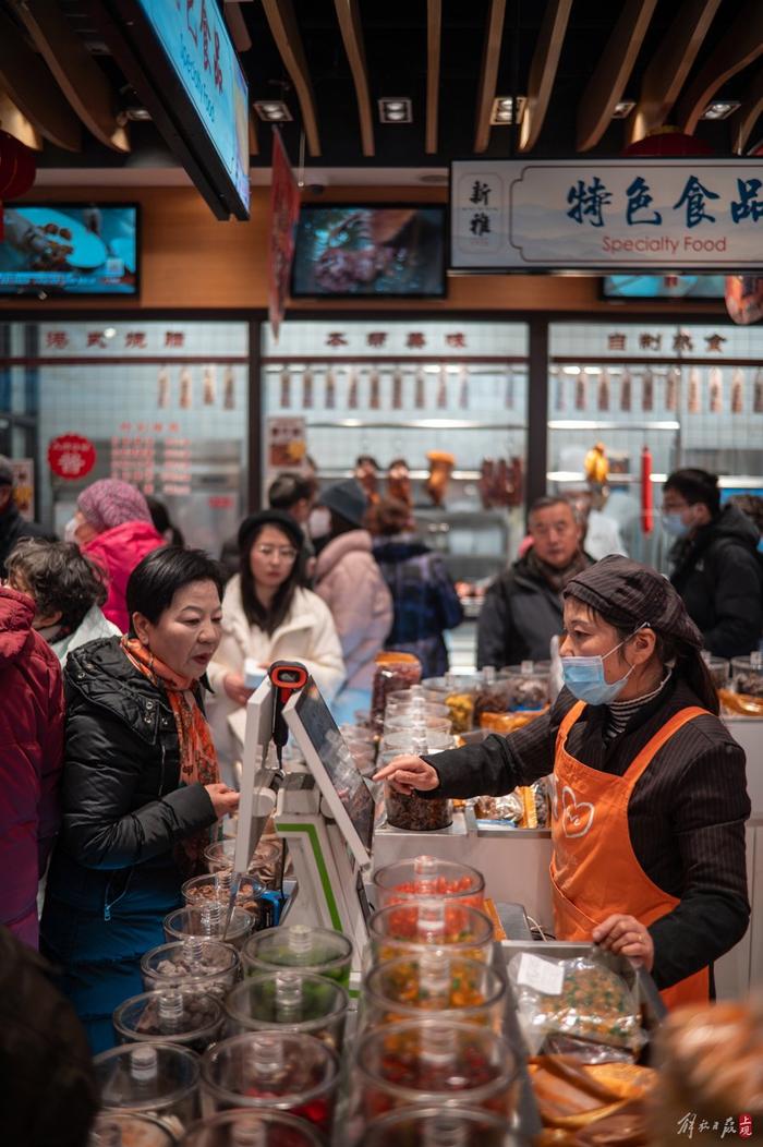 上海有名的“年货大街”上，《繁花》里出现的这家服装店生意又火了