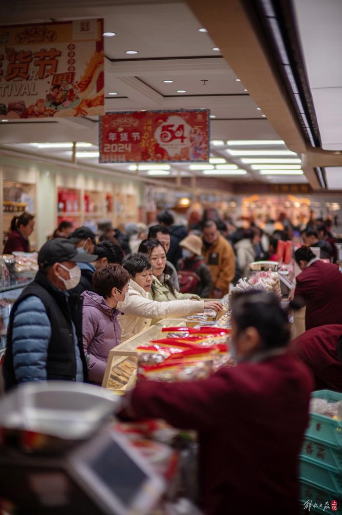 上海有名的“年货大街”上，《繁花》里出现的这家服装店生意又火了