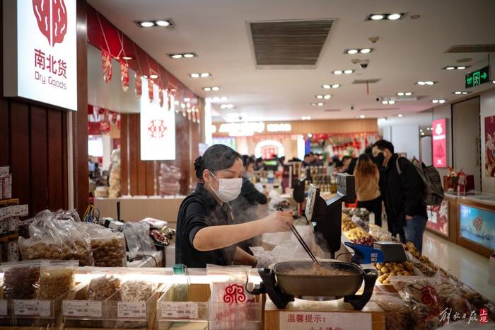 上海有名的“年货大街”上，《繁花》里出现的这家服装店生意又火了