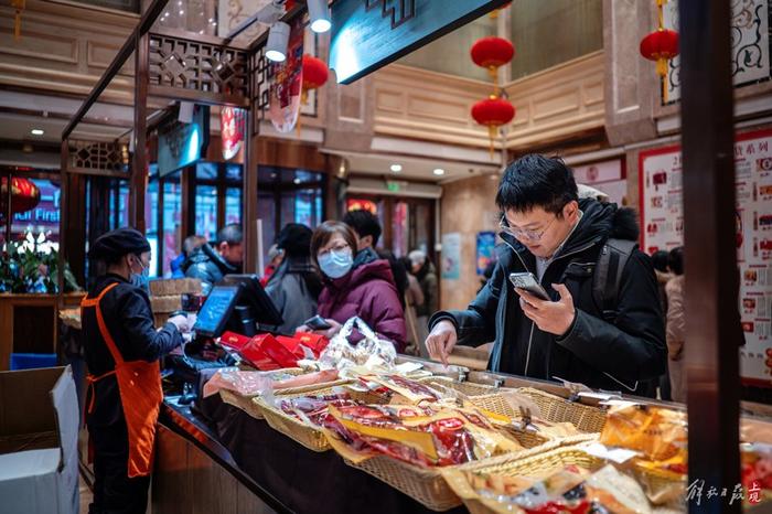 上海有名的“年货大街”上，《繁花》里出现的这家服装店生意又火了