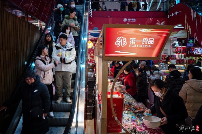 上海有名的“年货大街”上，《繁花》里出现的这家服装店生意又火了