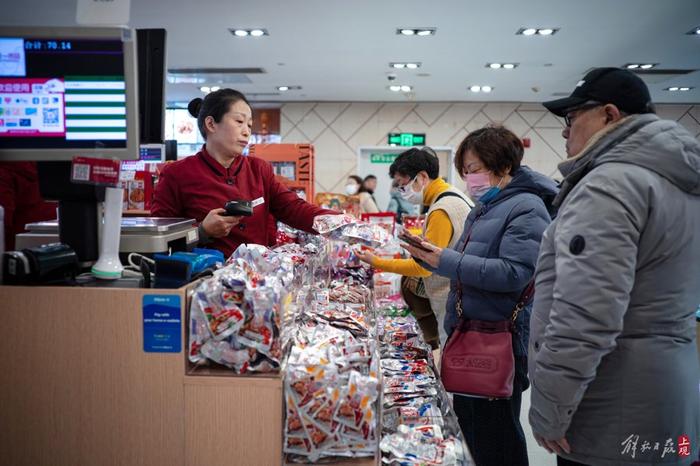 上海有名的“年货大街”上，《繁花》里出现的这家服装店生意又火了