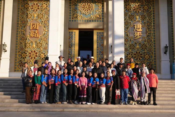 云南50余名各民族代表赴民族文化宫参观铸牢文物古籍展