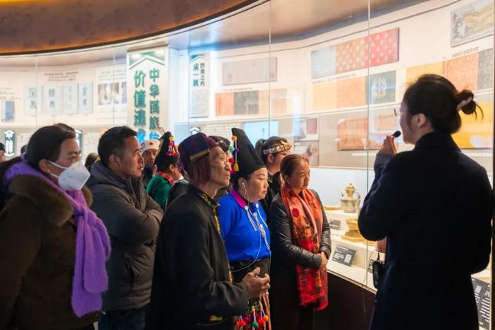 云南50余名各民族代表赴民族文化宫参观铸牢文物古籍展