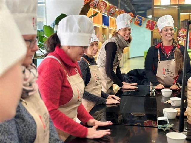 A group of expats enjoy a fun and tasty event丨一起来做小笼包