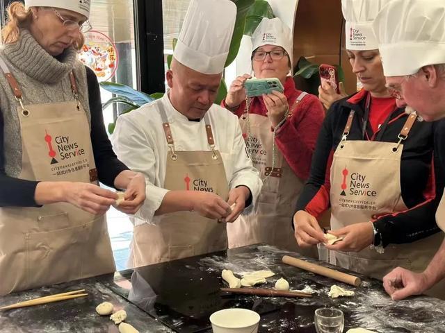 A group of expats enjoy a fun and tasty event丨一起来做小笼包