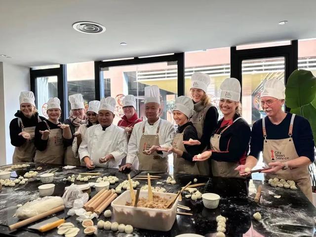 A group of expats enjoy a fun and tasty event丨一起来做小笼包