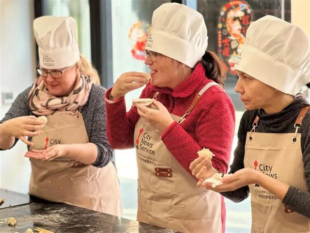 A group of expats enjoy a fun and tasty event丨一起来做小笼包