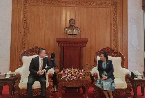 驻老挝使馆临时代办王畅拜会老党中央书记处书记、国会副主席顺通