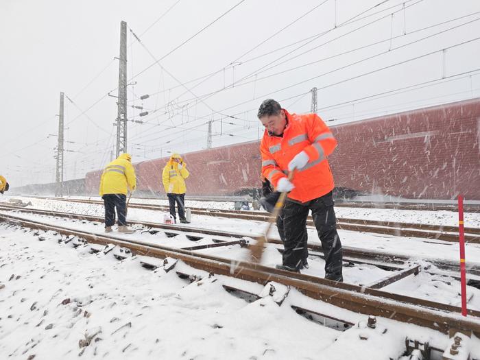 春运首波返乡高峰到来，长三角铁路如何做好低温雨雪防范应对