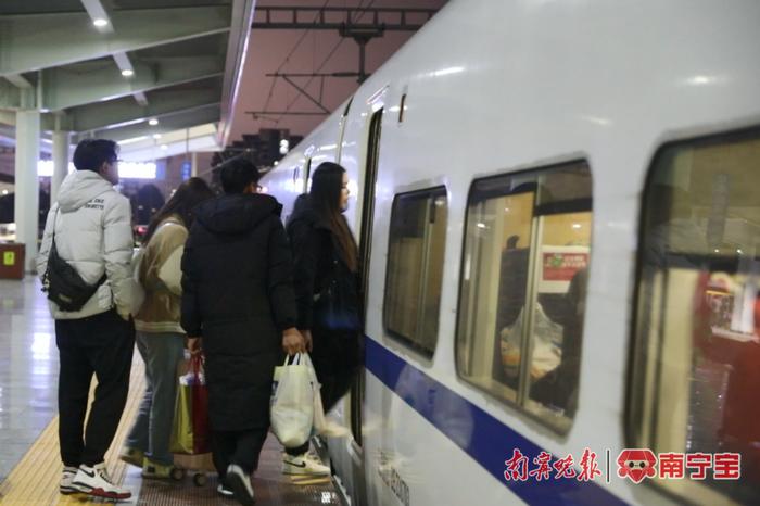 春节回家的票买了吗？2024年广西首趟夜间高铁发车