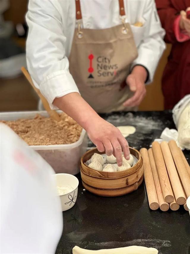 A group of expats enjoy a fun and tasty event丨一起来做小笼包