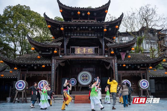 金牌导游带“老外”过湖南年 芙蓉镇邂逅土家浓浓年味