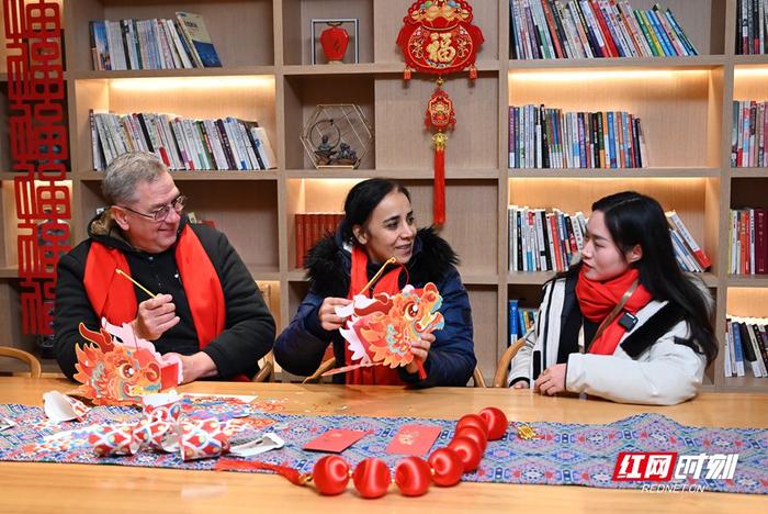 金牌导游带“老外”过湖南年 芙蓉镇邂逅土家浓浓年味