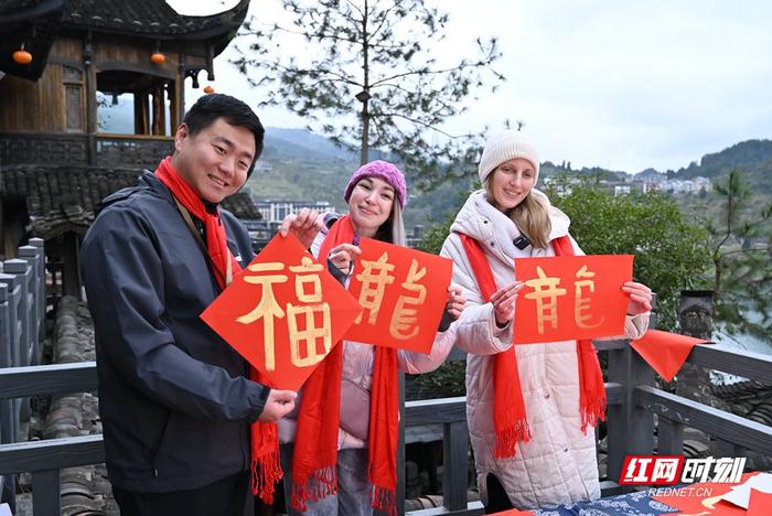 金牌导游带“老外”过湖南年 芙蓉镇邂逅土家浓浓年味