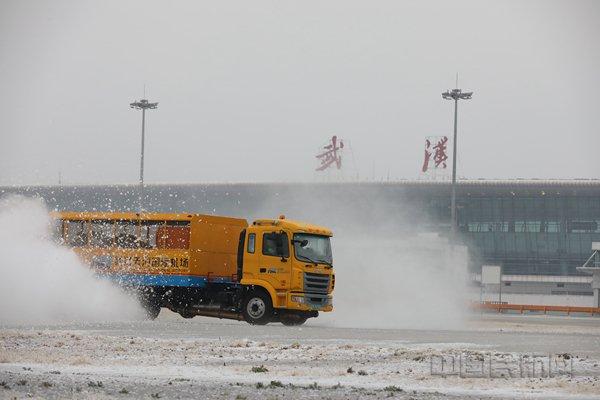 武汉天河机场全力应对冰雪天气保障旅客平安出行