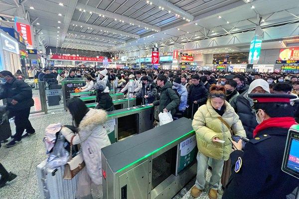 铁路上海站今日预计发送旅客56.7万人次 旅客可在12306App查询列车正晚点信息