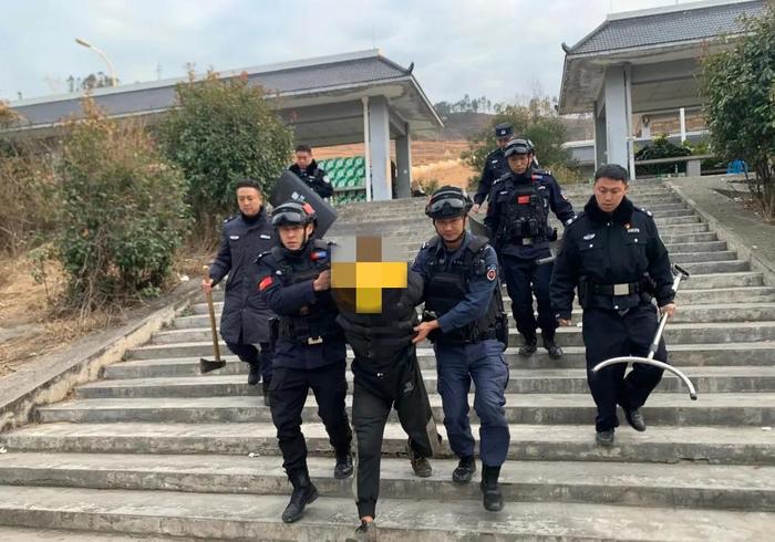 男子持斧头在殡仪馆游荡被民警制服 警方：无人员伤亡，男子有精神方面问题且醉酒