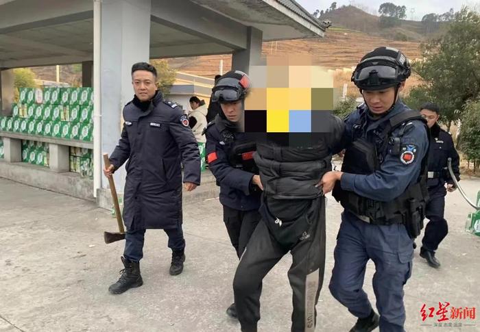 男子持斧头在殡仪馆游荡被民警制服 警方：无人员伤亡，男子有精神方面问题且醉酒