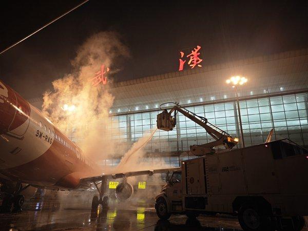 武汉天河机场全力应对冰雪天气保障旅客平安出行