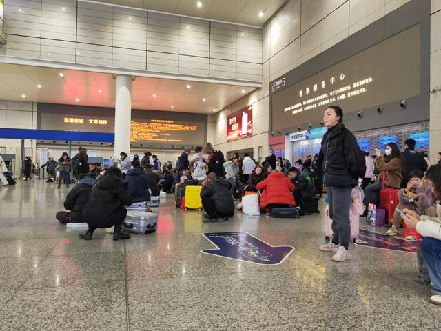 提醒旅客上车，帮助旅客改签，列车晚点停运后，铁路上海站全员扑到一线