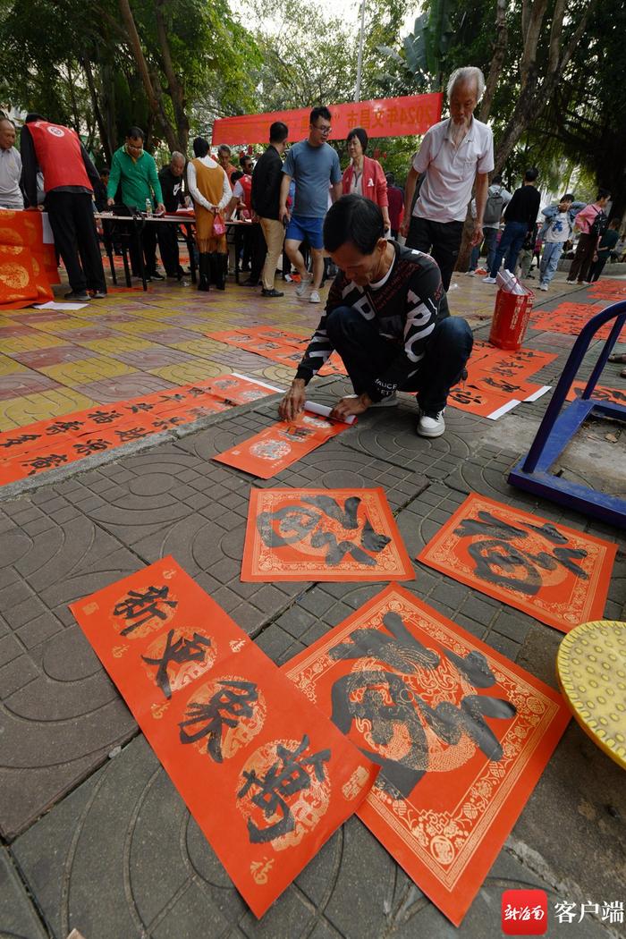 原创组图丨文昌组织书法家、画家新春送祝福、迎新春