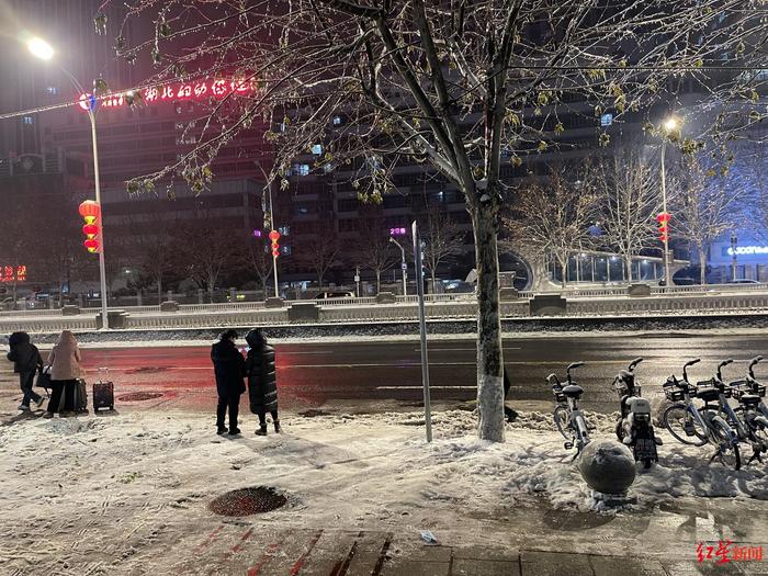 记者亲历的风雪回家路：中午航班深夜到达，机上滞留近五个小时