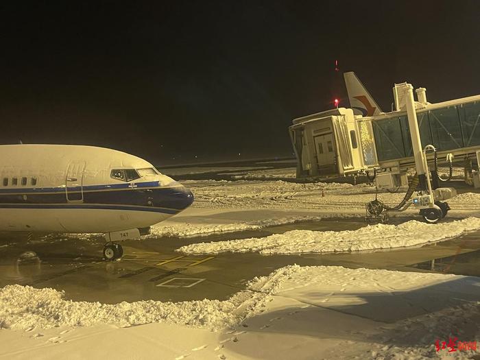 记者亲历的风雪回家路：中午航班深夜到达，机上滞留近五个小时