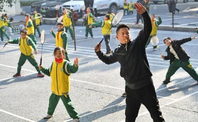老师在指导孩子们摆臂挥拍 彭圣洲 摄