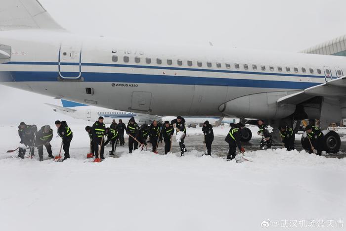 记者亲历的风雪回家路：中午航班深夜到达，机上滞留近五个小时