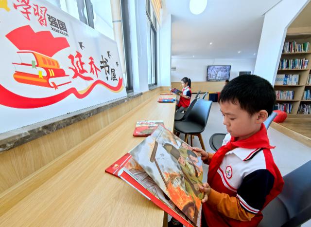 学生正在阅读红色图书。通讯员 路欣 摄