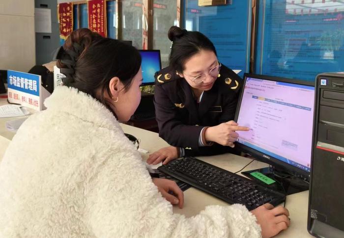 新疆轮台县政务服务大厅市场监管业务窗口“走流程” 架起群众“连心桥”
