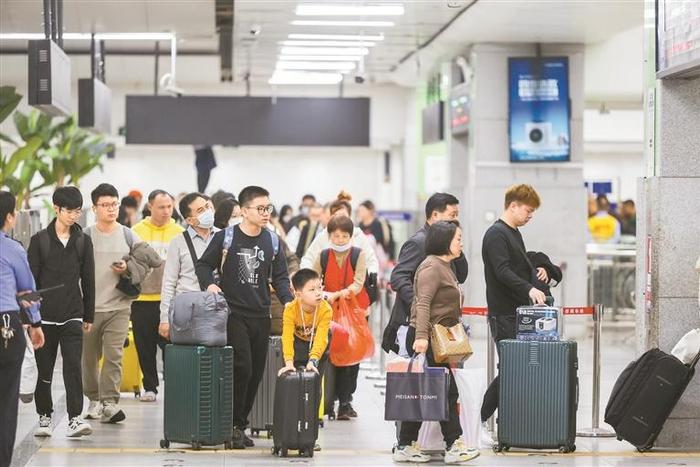 深圳铁路客流量连刷新高 明日迎来返乡客流最高峰