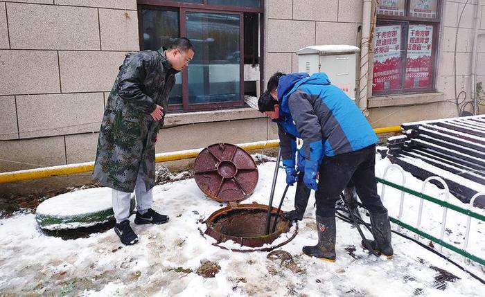 本报记者冒雪当了一回掏粪工