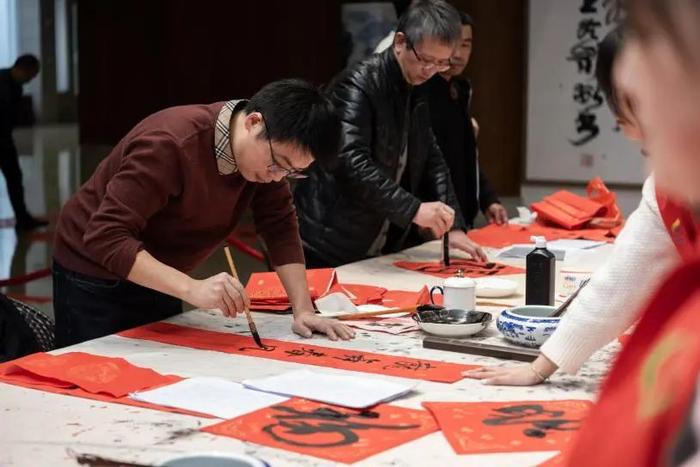 笔墨传情送祝福！贵阳孔学堂举办2024（甲辰）年“写春联·送福字”文化惠民活动