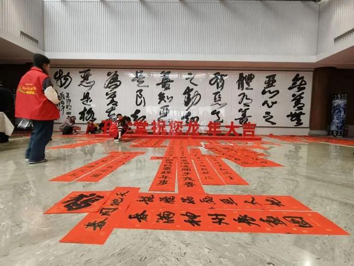 笔墨传情送祝福！贵阳孔学堂举办2024（甲辰）年“写春联·送福字”文化惠民活动