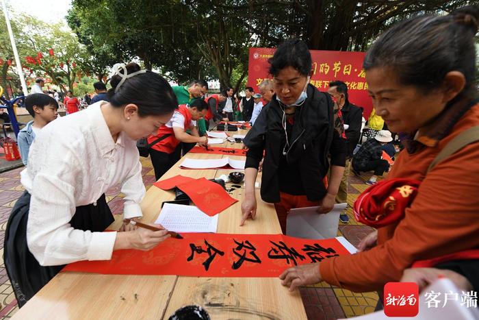 原创组图丨文昌组织书法家、画家新春送祝福、迎新春