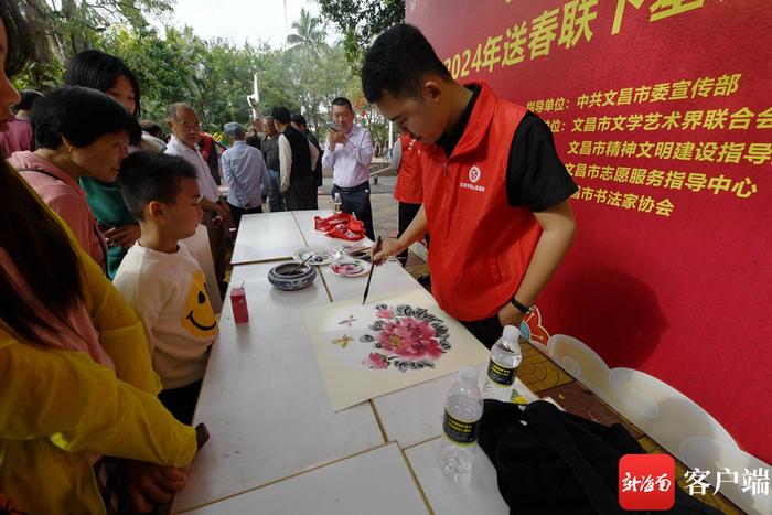 原创组图丨文昌组织书法家、画家新春送祝福、迎新春