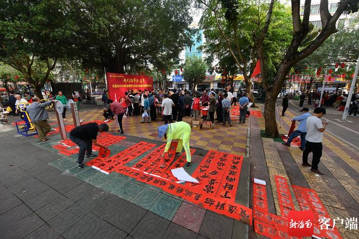 原创组图丨文昌组织书法家、画家新春送祝福、迎新春