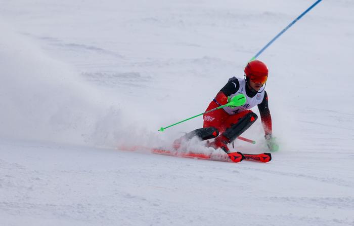 “十四冬”高山滑雪公开组男子回转精彩落幕