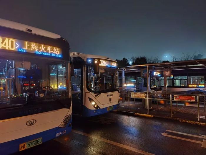 上海乘客傻眼：司机一路开慢车，绿灯不走拖时间！公交司机委屈：快了要扣钱的