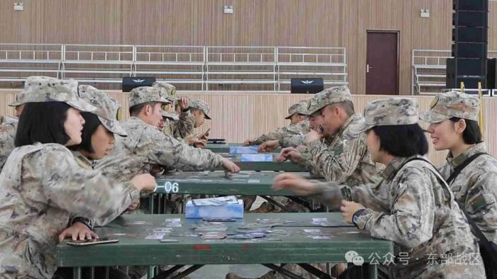 ▲官兵正在游戏。