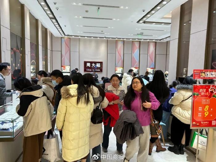 △消费者在挑选黄金饰品。