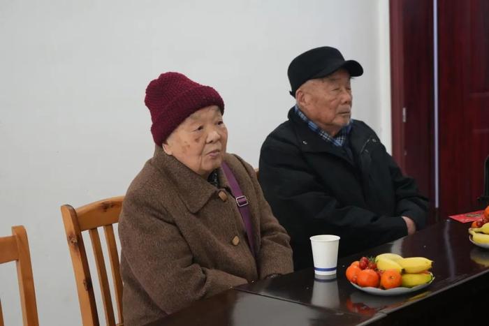 华强科技领导慰问离退休老同志和困难员工