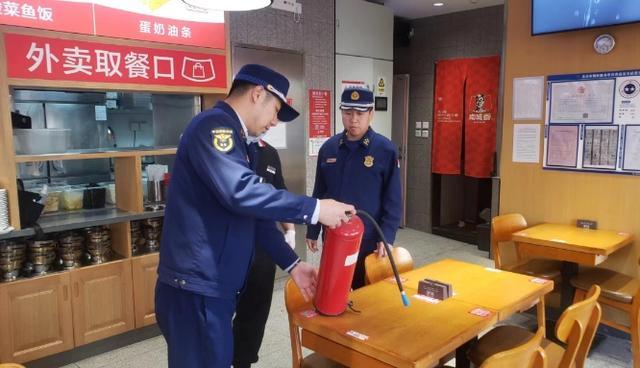 北京石景山消防对春节年夜饭聚餐场所开展安全检查 发现问题现场要求整改