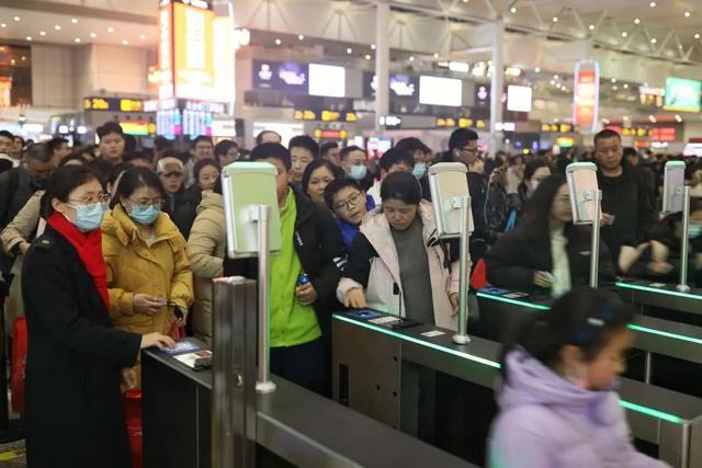 铁路上海站今天预计发送旅客63.4万人次，提醒旅客安排好出行时间丨爱申活暖心春