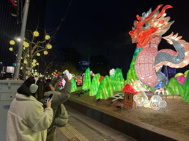 莘庄灯会今晚亮灯，将持续20天！骑上灯会定制款夜骑车，犹如脚踩蓝色风火轮