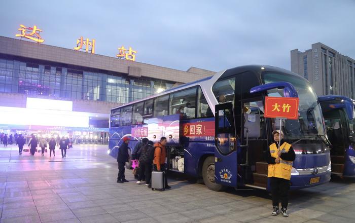 冰雪冻雨导致列车晚点 达州组织直达客车送旅客返乡